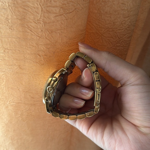 Michael kors women’s gold watch✨⏱️ - Picture 7 of 10